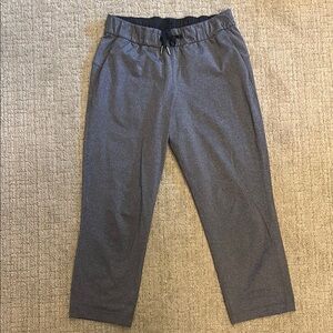 Lululemon women’s Gray cropped lounge Pants
